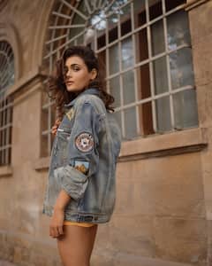 Shalini Pandey Photos: అర్జున్ రెడ్డి బ్యూటీ షాలినీ పాండే హింట్ ఇస్తోంది గమనించారా