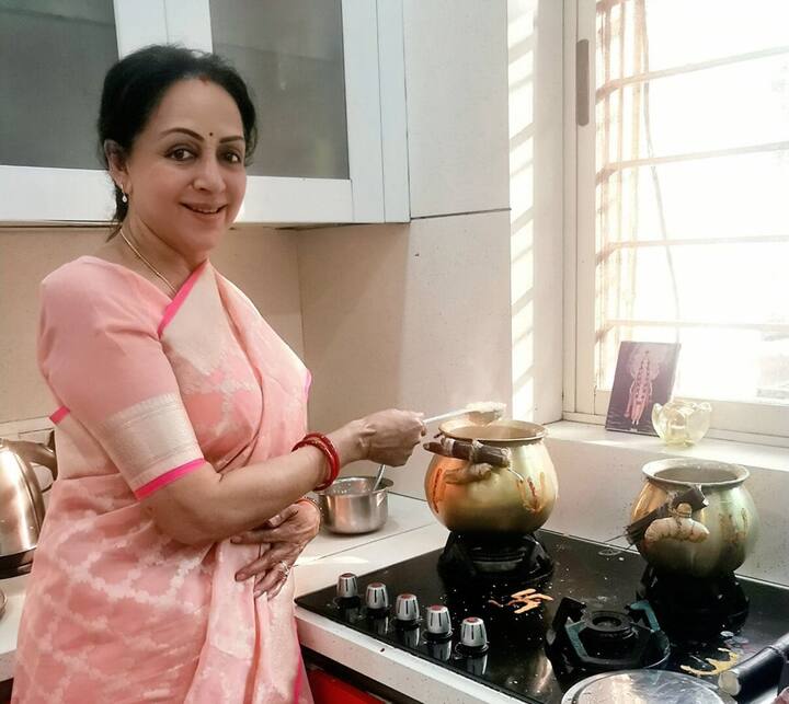 हेमा मालिनी की फिटनेस का एक राज ये भी है कि उन्होंने हमेशा अपने खान-पान और स्वास्थ्य का अच्छे से ख्याल रखा है. वह बहुत छोटी उम्र से ही क्लासिकल डांस भी करती आ रही हैं.