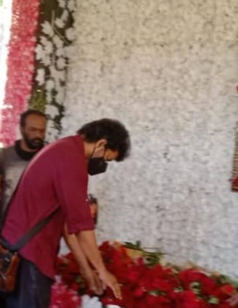 மறைந்த பிரபல நடிகர் புனீத் ராஜ்குமாருக்கு அஞ்சலி செலுத்தும் வகையில் நடிகர் விஜய் இன்று அவரது நினைவிடத்திற்கு சென்றுள்ளார்.
