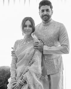 फरहान अख्तर ने पत्नी शिबानी दांडेकर के साथ ट्रेडिशनल आउटफिट में शेयर की खूबसूरत तस्वीरें, फैंस बोले- परफेक्ट कपल
