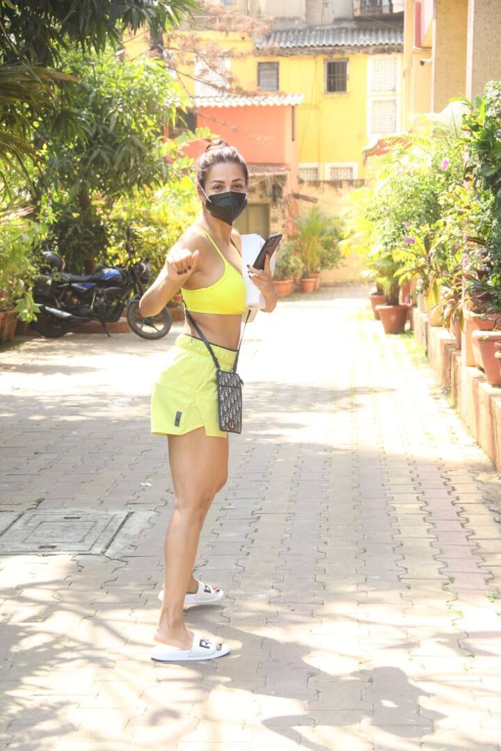वहीं बात करें मलाइका अरोड़ा के लुक की तो एक्ट्रेस हाईबन के साथ नियोन ब्रालेट और शॉर्ट्स पहने नजर आईं.