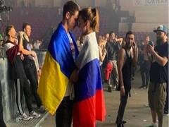 रूस-यूक्रेन का झंडा पहनकर गले मिला कपल, जानें सोशल मीडिया पर वायरल हो रहे फोटो की सच्चाई