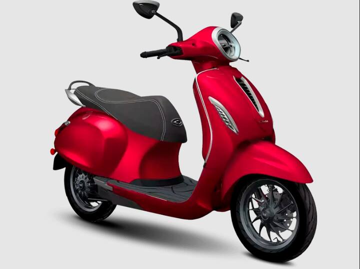 आप चेतक चार्जिंग केबल और पिन एडॉप्टर से अपने बजाज चेतक को चार्ज करने के लिए किसी भी सामान्य 220V, 5A, 3 पिन अर्थेड सॉकेट का इस्तेमाल कर सकते हैं.