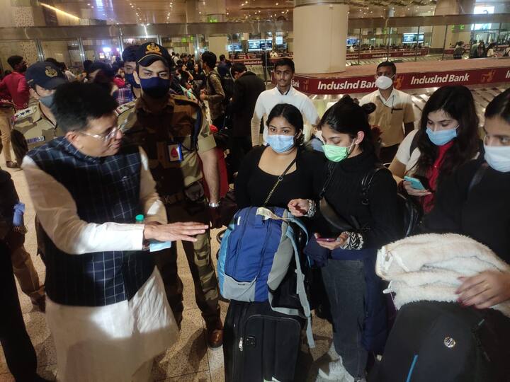 ఉక్రెయిన్ నుంచి వచ్చిన వారితో మాట్లాడుతున్న కేంద్ర మంత్రి పీయూష్ గోయల్