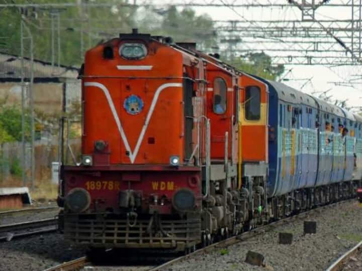 Passenger train ticket fares decreased central government decision before Lok Sabha election marathi news   Indian Railways : ट्रेनने प्रवास करणाऱ्यांसाठी खुशखबर! पॅसेंजर ट्रेनच्या तिकिटाचे दर अर्ध्यावर आणले, लोकसभेपूर्वी केंद्र सरकारचा निर्णय