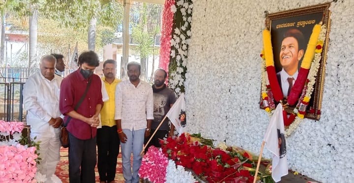 Actor Vijay visits Puneeth Rajkumar Memorial and pays respect to the late actor Vijay at Puneeth Rajkumar Memorial : கண்கலங்கிய விஜய்.. கற்பூர ஒளி காட்டி புனீத் ராஜ்குமார் நினைவிடத்தில் அஞ்சலி.. (வீடியோ)