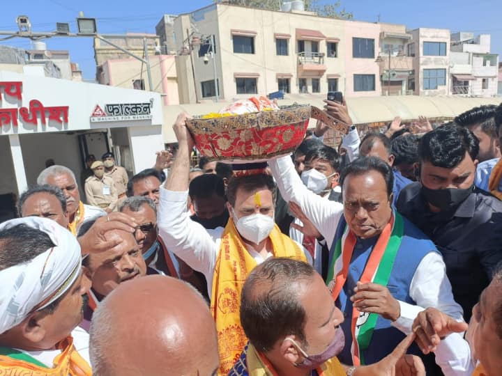 गांधी दोपहर के करीब एक हेलीकॉप्टर से द्वारका पहुंचने से पहले एक विशेष विमान से जामनगर हवाई अड्डे पर उतरे.