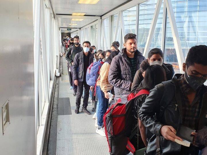 क्रेनमधील भारतीय दूतावासाकडून अडकलेल्या भारतीयांसाठी सूचना जारी करण्यात आली आहे. भारत सरकारच्या अधिकाऱ्यांशी पूर्व समन्वय साधल्याशिवाय कोणत्याही सीमेवर जाऊ नये, असे सांगण्यात आले आहे.