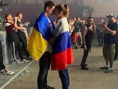 Ukraine Crisis Viral Photo: రష్యా ఉక్రేనియన్ జెండాలతో జంట, సోషల్ మీడియాలో ఫొటో వైరల్