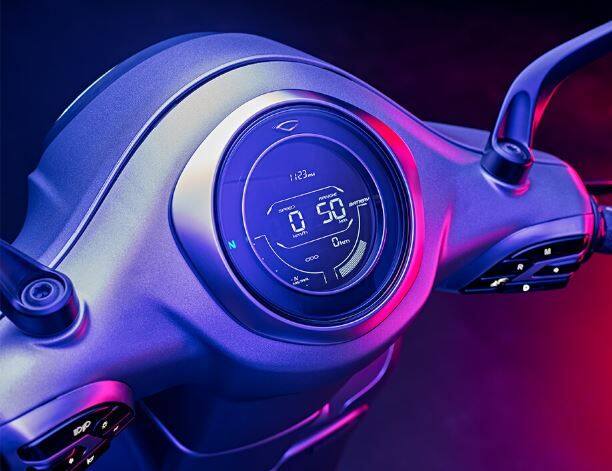 ये महज 60 मिनट में 25% तक चार्ज हो जाता है. जबकि इसे फुल चार्ज होने में 5 घंटे लगते हैं. सिंगल चार्ज में ये स्कूटर इको मोड में 90 किलोमीटर की दूरी तय करता है.