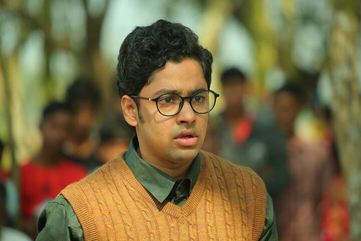 সদ্য মুক্তি পাওয়া ছবিতে উষসীকে দেখা যাচ্ছে সাদা শাড়িতে। বিধবার বেশ। অন্যদিকে চশমা চোখে ঋদ্ধির চোখে মুখে অন্যমনস্কতার ছাপ। সুন্দরবনের এক দ্বীপের বিধবাদের নিয়ে এই গল্প। সেই দ্বীপে হঠাৎ এসে হাজির হয় ঋদ্ধি।