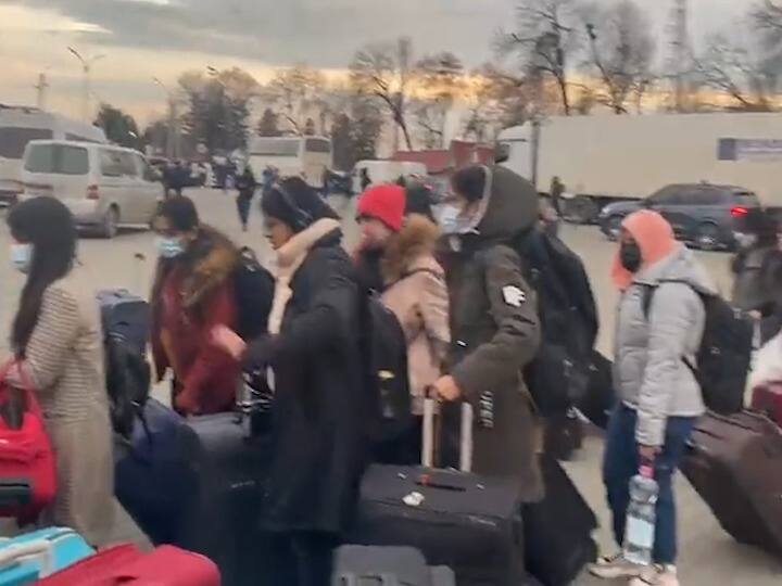 रात्री आठ वाजता हे विमान मुंबईत दाखल होणार आहे.