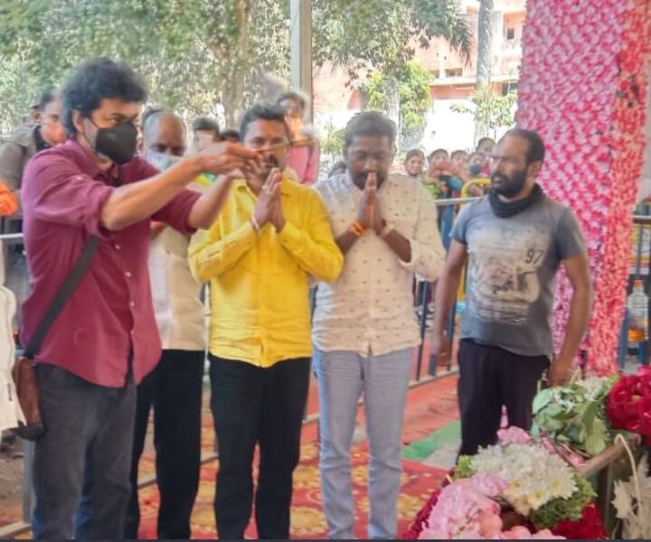 இந்த நிலையில், இன்று நடிகர் விஜய் புனீத் ராஜ்குமாரின் நினைவிடத்திற்கு வந்து அவரது புகைப்படத்திற்கு அஞ்சலி செலுத்தினார்.