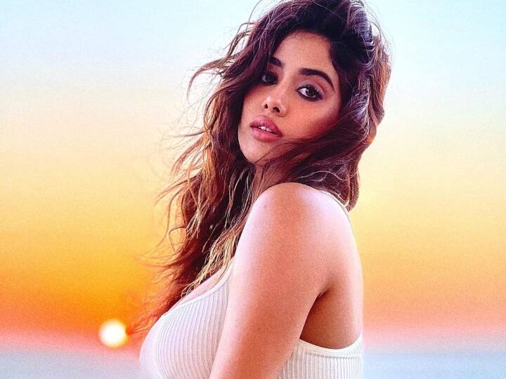 बला की खूबसूरत जाह्नवी कपूर (Janhvi Kapoor) के हर लुक्स के फैंस दीवाने हैं. वहीं एक्ट्रेस भी अपने फैंस के लिए आए दिन अपनी दिलकश तस्वीरें शेयर करती हैं. अब जाह्नवी ने ऐसी तस्वीरें शेयर कर दी कि फैंस का उन पर से नजरें हटाना मुश्किल हो रहा है.