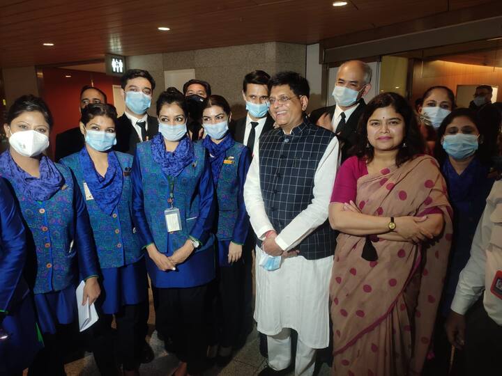 ఎయిర్ ఇండియా విమానం క్రూ తో కేంద్ర మంత్రి పీయూష్ గోయల్