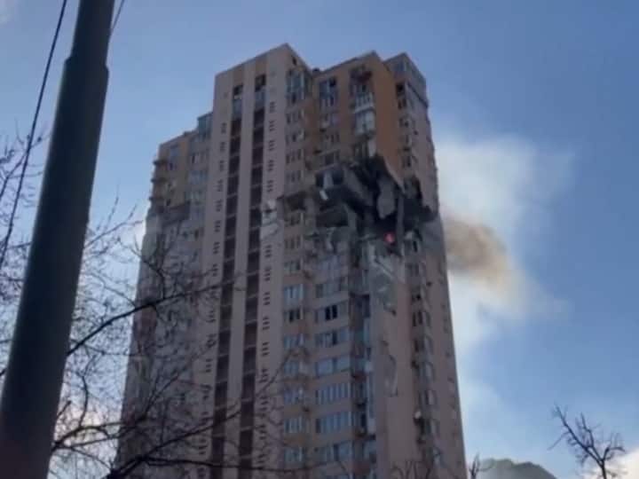 Russia Ukraine War Vladimir Putin A residential building in Kyiv Ukraine was struck by a missile earlier Watch Video Watch: रूसी सेना ने कीव में रिहाइशी इमारत पर किया मिसाइल अटैक, देखें वीडियो