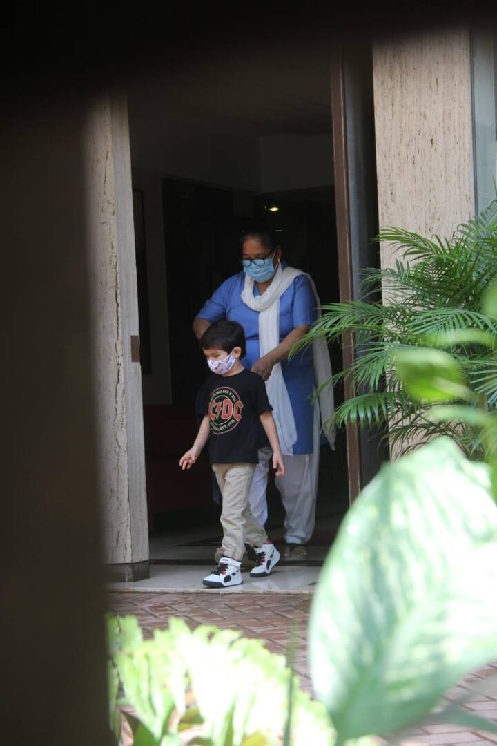 हाल ही में फिर एक बार तैमूर अली खान को उनकी नानी और उनकी मम्मी के साथ घर से निकलते हुए स्पॉट किया गया.