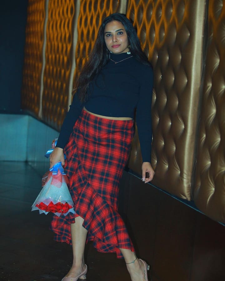 నవ్యాస్వామి, వైష్ణవి, ఐశ్వర్యా పిస్సే వంటి బుల్లీ తెర నటీమణులు హాజరయ్యారు. హరితేజ భర్త దీపక్ రావు కూడా ఫోటోల్లో ఉన్నారు. -Image credit: Hariteja/Instagram