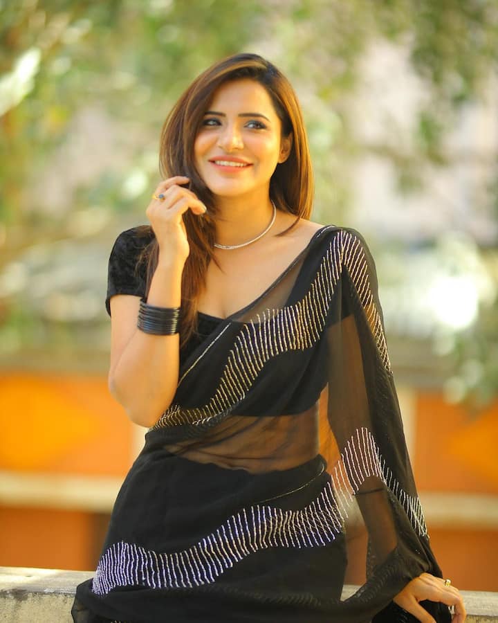 నాగార్జునకు ముద్దు ఇచ్చి హౌస్‌లోకి అషు రెడ్డీ ఎంట్రీ(Credit: Ashu reddy Insta))