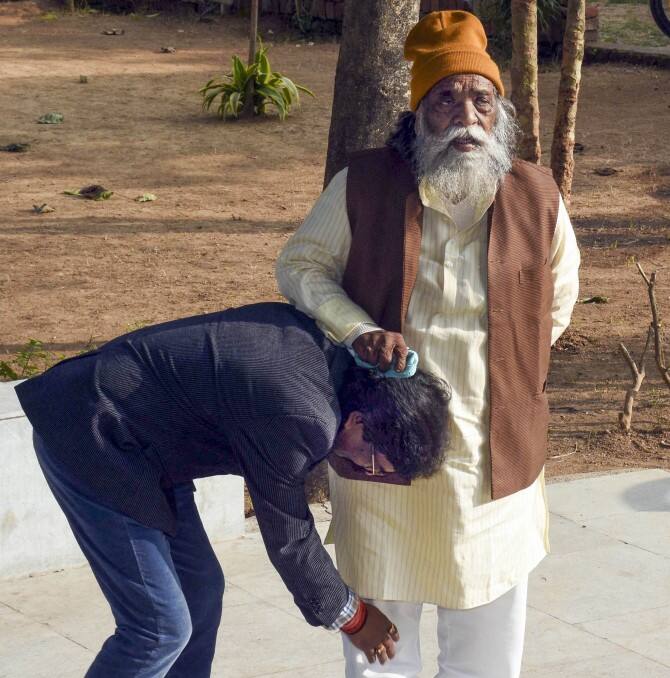 झारखंड के मुख्यमंत्री हैं हेमंत सोरेन. हेमंत सोरेन से पहले उनके पिता शिबू सोरेन स्टेट के सीएम थे. शिबू सोरेन झारखंड के पहले मुख्यमंत्री थे.