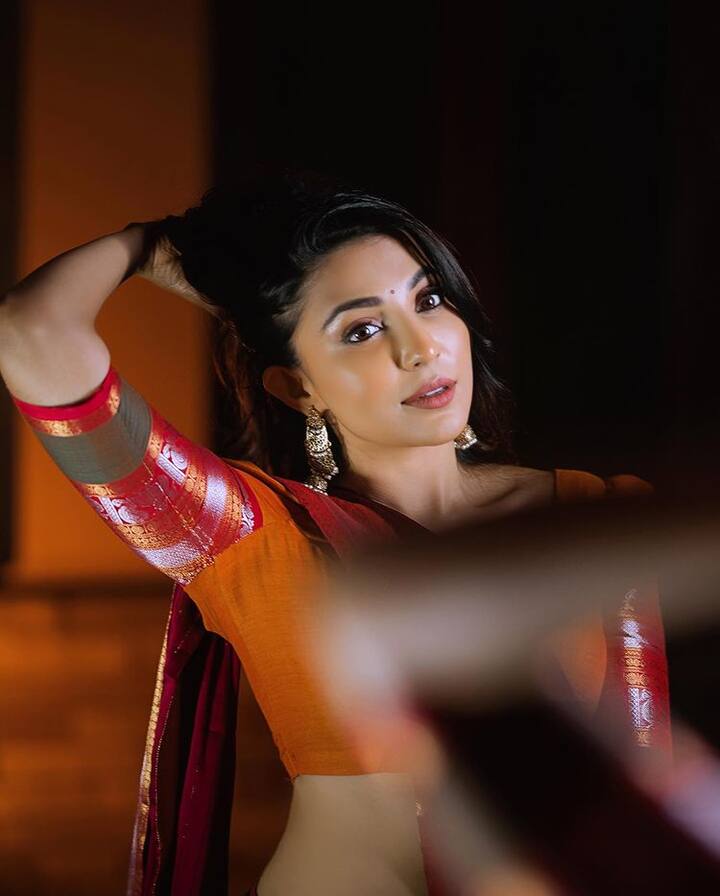 உயிாிலே கலந்தது நீ இல்லையா