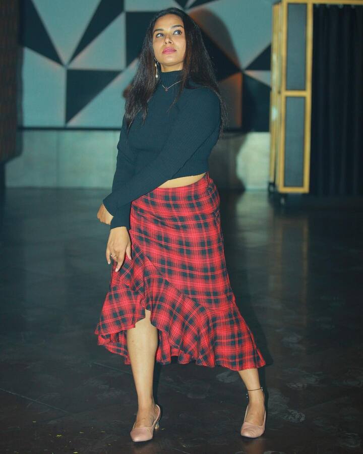 ఇన్ స్టాగ్రామ్ లో ఆ ఫోటోలను పోస్టు చేసింది హరితేజ. పనిలో పని తన వయసు కూడా చెప్పేసింది. 29 ఏళ్లు గోల్డెన్ ఏజ్ అని క్యాప్షన్ పెట్టింది. -Image credit: Hariteja/Instagram