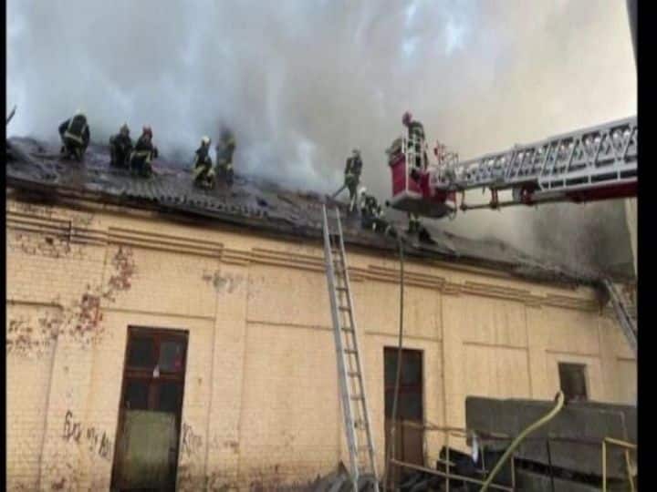 दुनिया भर में रूस के यूक्रेन पर हमले का विरोध होने के बाद भी रूस और यूक्रेन के बीच चल रहा युद्ध थमने का नाम ही नहीं ले रहा है.