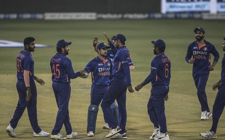 ਭਾਰਤੀ ਟੀਮ ਇਸ ਮੈਚ ਵਿੱਚ ਪਿਛਲੇ ਮੈਚ ਦੀ ਪਲੇਇੰਗ ਇਲੈਵਨ ਨੂੰ ਵੀ ਉਤਾਰ ਸਕਦੀ ਹੈ। ਪਿਛਲੇ ਮੈਚ 'ਚ ਟੀਮ ਇੰਡੀਆ ਨੇ ਬੱਲੇਬਾਜ਼ੀ ਅਤੇ ਗੇਂਦਬਾਜ਼ੀ ਦੋਵਾਂ 'ਚ ਸ਼ਾਨਦਾਰ ਪ੍ਰਦਰਸ਼ਨ ਕੀਤਾ ਸੀ। ਇਸ ਦੇ ਉਲਟ ਸ਼੍ਰੀਲੰਕਾ ਪਲੇਇੰਗ ਇਲੈਵਨ 'ਚ ਕਾਮਿਲ ਮਿਸ਼ਰਾ ਦਾ ਥਾਂ ਨਿਰੋਸ਼ਨ ਡਿਕਵੇਲਾ ਅਤੇ ਦਿਨੇਸ਼ ਚਾਂਦੀਮਲ ਦੀ ਥਾਂ ਦਾਨੁਸ਼ਕਾ ਗੁਣਾਤਿਲਕਾ ਨੂੰ ਸ਼ਾਮਲ ਕਰ ਸਕਦਾ ਹੈ।