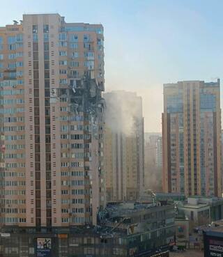 Russia-Ukraine crisis:  residential buildings damaged by Russian missiles in Kyiv Russia-Ukraine War: રશિયાએ યુક્રેનની રાજધાની પર મિસાઇલથી કર્યો હુમલો,  રહેણાક ઇમારતને ભારે નુકસાન
