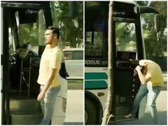 बस से लटक कर स्टंट कर रहा था शख्स, अगले ही पल मिली खतरनाक सजा