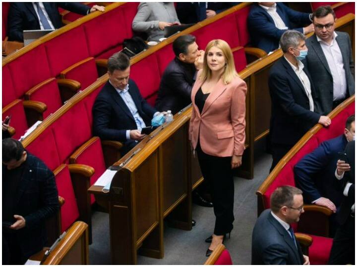 रूस और यूक्रेन के बीच जारी जंग को देखते हुए यूक्रेन के राष्ट्रपति वोलोडिमिर जेलेंस्की ने देश की रक्षा के लिए नागरिकों को हथियार उठाने की अपील की है. इस बीच यूक्रेन की महिला सांसद कीरा रूडिक हाथ में बंदूक थामे नजर आ रही हैं. (तस्वीर सोर्स: सोशल मीडिया)