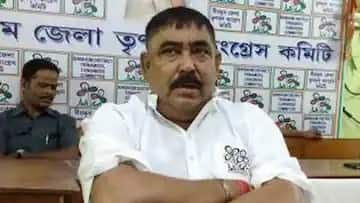 পূর্ব মেদিনীপুরের কাঁথিতে বুথ দখলের অভিযোগ করেছেন সাংসদ শিশির অধিকারী। তাঁকে কটাক্ষ করে অনুব্রত বলেছেন, ‘কাঁথিতে শিশিরবাবু বলছেন? বয়সটা কত দেখুন? বয়সে মানুষ অনেক সময় ভুল বলে। শিশিরবাবুর বয়স হয়ে গেছে।’
