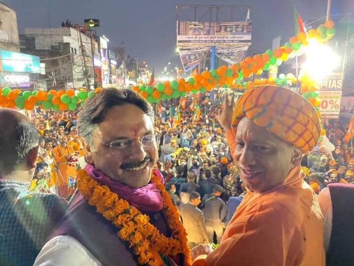 UP Election 2022 BJP leader Rajeshwar Singh campaigns in Gorakhpur, praises CM Yogi Adityanath UP Election 2022: सीएम योगी ने यूपी को सबसे विकसित और सुरक्षित राज्य बनाया- बीजेपी नेता राजेश्वर सिंह
