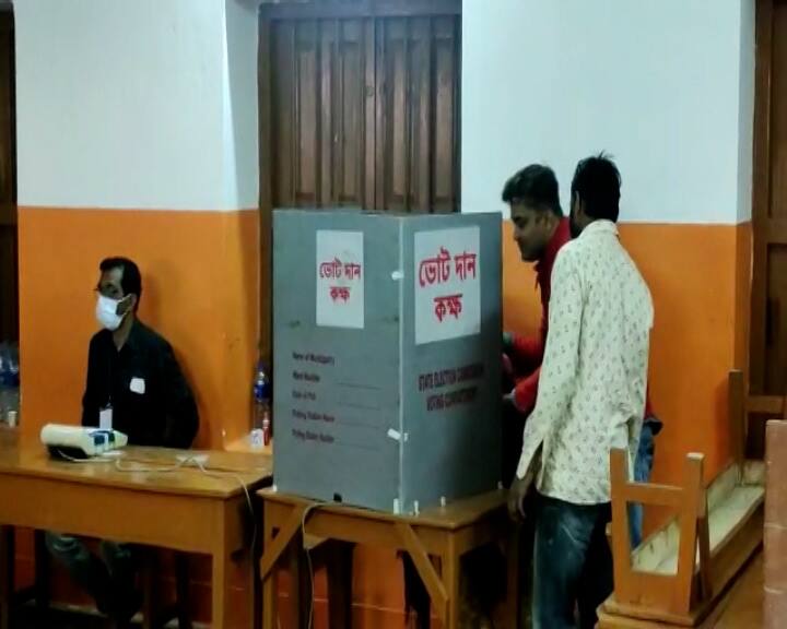 ইংরেজবাজার পুরসভার ৮ নম্বর ওয়ার্ডের বিবেকানন্দ বিদ্যামন্দির বুথে ছাপ্পা ভোটের অভিযোগ উঠল তৃণমূলের বিরুদ্ধে। ক্যামেরায় ধরা পড়ে কেউ ভোট দিতে এলেই তাঁর পাশে দাঁড়িয়ে পড়ছেন এক ব্যক্তি। ছবি তুলতেই বুথ ছেড়ে চম্পট।