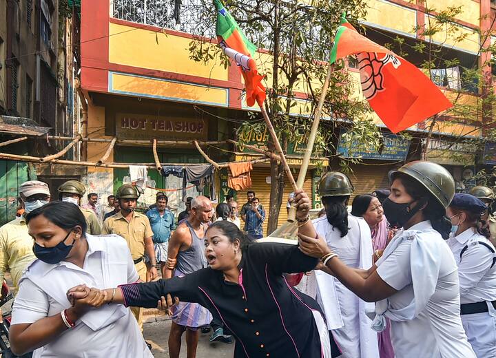 পুলিশের সঙ্গে হাতহাতিতে জড়িয়ে পড়েন বিজেপি সমর্থকরা। পুলিশের সঙ্গে কার্যত খণ্ডযুদ্ধ বেঁধে যায় বিজেপি নেতা কর্মীদের।