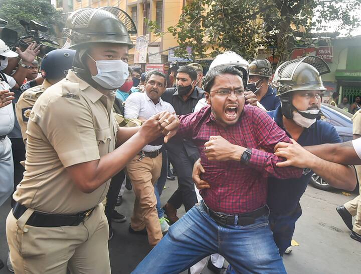 বউবাজার মোড়ে সেই অভিযান আটকে দেওয়ার অভিযোগ পুলিশের বিরুদ্ধে। তা ঘিরে ধুন্ধুমার পরিস্থিতি মধ্য কলকাতার রাস্তায়।