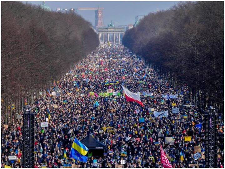 One lakh people demonstrated in Berlin against Russia attack on Ukraine यूक्रेन पर रूस के हमले के विरोध में बर्लिन में प्रदर्शन, एक लाख लोगों ने लगाए पुतिन जाओ-इलाज कराओ के नारे