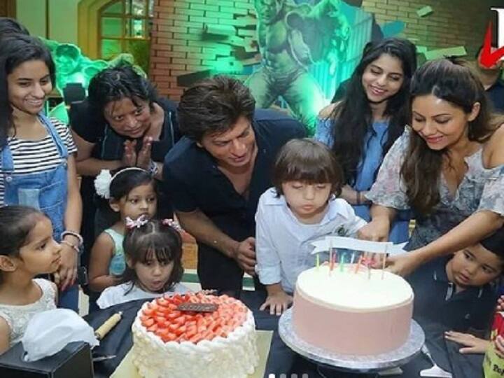 इन फोटोज़ में शाहरुख अपने परिवार के साथ सबसे छोटे बेटे अबराम खान का बर्थडे सेलिब्रेट करते दिख रहे हैं.