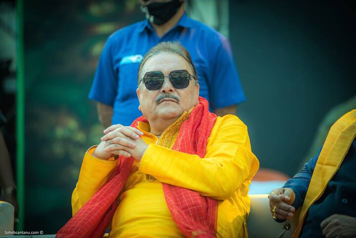 মঞ্চে হাজির ছিলেন কামারহাটির বিধায়ক মদন মিত্র। আর তাঁর সঙ্গেই মঞ্চে উপস্থিত ‘বাদাম কাকু’ ভুবন বাদ্যকর।