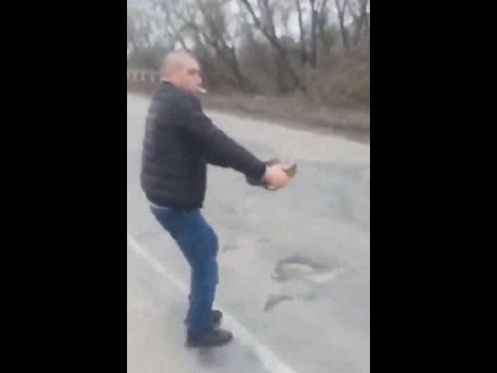 WATCH | Ukrainian Civilian Removes Mine With Bare Hands To Clear Way For Ukrainian Army WATCH | Ukrainian Civilian Removes Mine With Bare Hands To Clear Way For Ukrainian Army