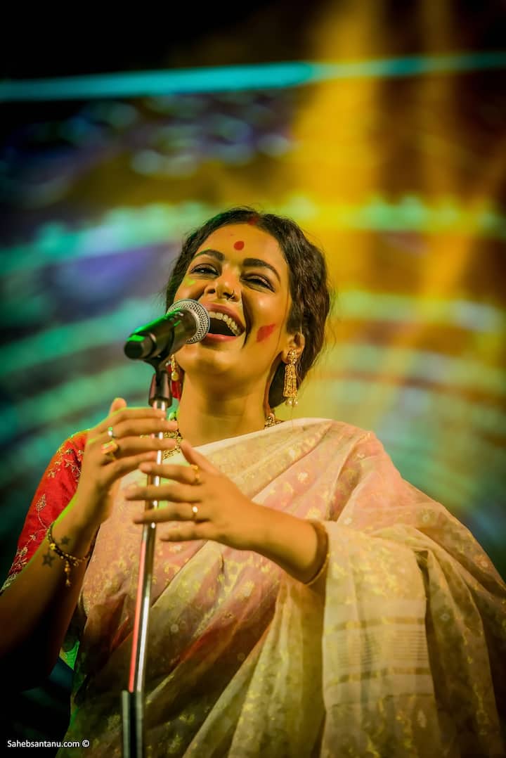 প্রতি বছরই বসন্ত উৎসবের আয়োজন করেন ইমন। এদিন সাদা শাড়িতে সেজেছিলেন তিনি, পাশে অবশ্যই নীলাঞ্জন। ইমনকে লাল আবীরে রাঙিয়ে দিতেও দেখা গেল তাঁকে। গানে, খুশিতে জমজমাট বসন্ত উৎসব।