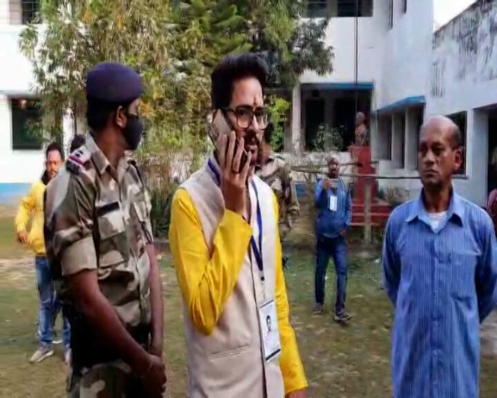 খড়গপুরের তালবাগিচা হাইস্কুলের ৮টি বুথেই মোবাইল ফোন নিয়ে নজরদারি চালানোর অভিযোগ উঠল তৃণমূলের এজেন্টদের বিরুদ্ধে। ৩৩ নম্বর ওয়ার্ডের বিজেপি প্রার্থী হিরণ চট্টোপাধ্যায়ের অভিযোগ, ভোটাররা কাকে ভোট দিচ্ছেন, সেই ছবি তুলে বাইরে পাঠানো হচ্ছে। তৃণমূলের দাবি, হারবে জেনেই মিথ্যা অভিযোগ বিজেপি প্রার্থীর।