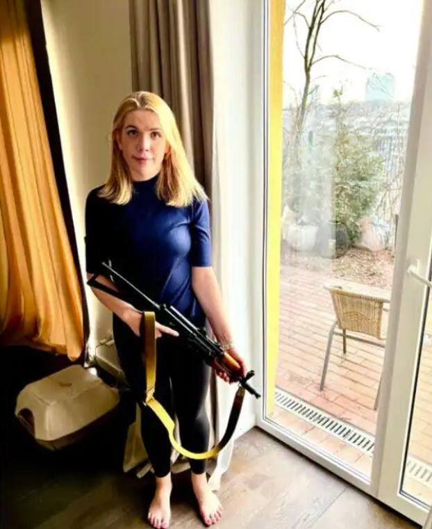 ਵਰਤਮਾਨ ਵਿੱਚ ਯੂਕਰੇਨ ਰੂਸ ਨਾਲ ਜੰਗ ਦੇ ਦੌਰਾਨ ਬਹੁਤ ਬੁਰੀ ਸਥਿਤੀ ਵਿੱਚ ਫਸਿਆ ਹੋਇਆ ਹੈ, ਰੂਸੀ ਫੌਜ ਯੂਕਰੇਨ ਦੀ ਰਾਜਧਾਨੀ ਕੀਵ ਦੇ ਬਾਹਰੀ ਹਿੱਸੇ ਵਿੱਚ ਪਹੁੰਚ ਗਈ ਹੈ।