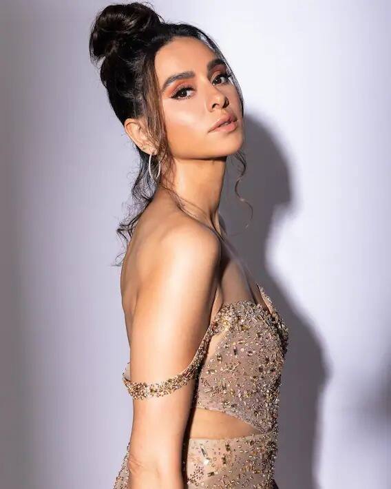 बोल्डनेसबरोबरच शिबानीच्या चेहऱ्यावर नव्या नवरीची चमकही स्पष्ट दिसत आहे. फोटोंमध्ये शिबानी खूपच सुंदर दिसत आहे.