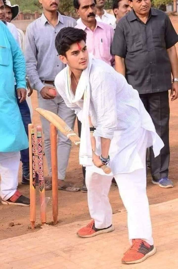 ज्योतिरादित्य सिंधिया के बेटे माहाअर्यमन ने येल यूनिवर्सिटी से एमबीए किया है. वह फिलहाल परिवार का कारोबार संभालते हैं.