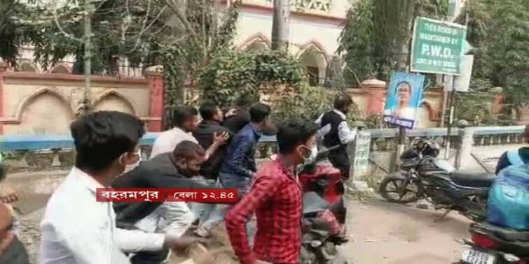 WB Municipal Elections in Berhampore TMC and BJP clash with each other while voting is still on WB Municipal Elections: বুথের সামনে খণ্ডযুদ্ধ তৃণমূল-বিজেপি-র, বন্দুক কাঁধে নিয়েও অসহায় পুলিশ