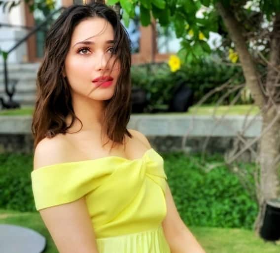 तमन्ना अवतरली बॅकलेस लूकमध्ये