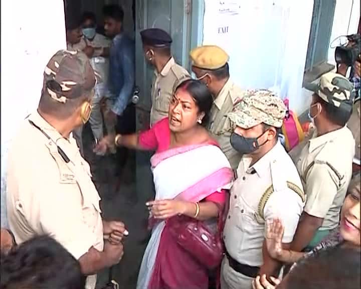 West Bengal Municipal Polls Violence erupts in Rajpur booth, opposition agent breaks down in tears, report summons by EC Rajpur Sonarpur : রাজপুরে বুথে ঢুকে তাণ্ডব, কান্নায় ভাঙলেন বিরোধী এজেন্ট, রিপোর্ট তলব কমিশনের