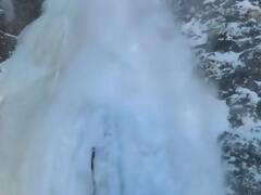 Watch: एवलॉन्च के दौरान जान हथेली पर लेकर पहाड़ पर चढ़ा शख्स, वीडियो देखकर कांप उठेगी रूह