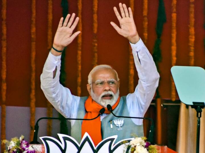 PM Modi targets SP said Family living for commission can never do any good to farmers ANN UP Election 2022: 'कमीशन के लिए जीने वाले परिवारवादी किसानों का कभी भला नहीं कर सकते', पीएम मोदी का सपा पर निशाना